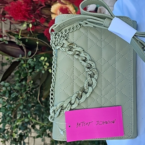 BETSEY JOHNSON QUILTED OLIVE BETSEY JOHNSON CROSSBODY / WALLET W/SWAG CHAIN - Picture 2 of 8